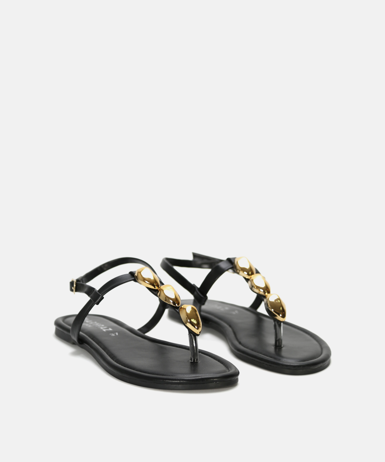 Sand&aacute;lia rasa com adorno met&aacute;lico